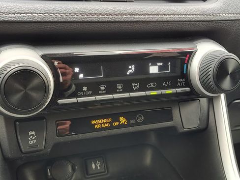 Used 2019 Toyota RAV4 LE w/ Carpet Mat Package FWD image 28