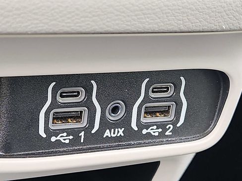 Used 2024 Chrysler Pacifica Touring-L FWD image 23