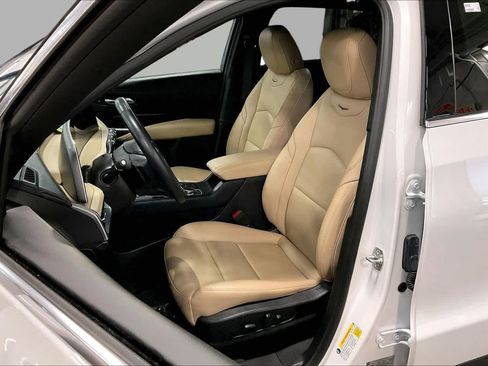 Used 2024 Cadillac XT4 Luxury w/ Cold Weather Package AWD/4WD image 8