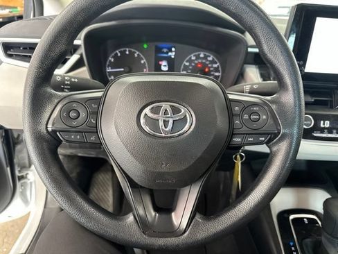 Used 2025 Toyota Corolla LE FWD image 5