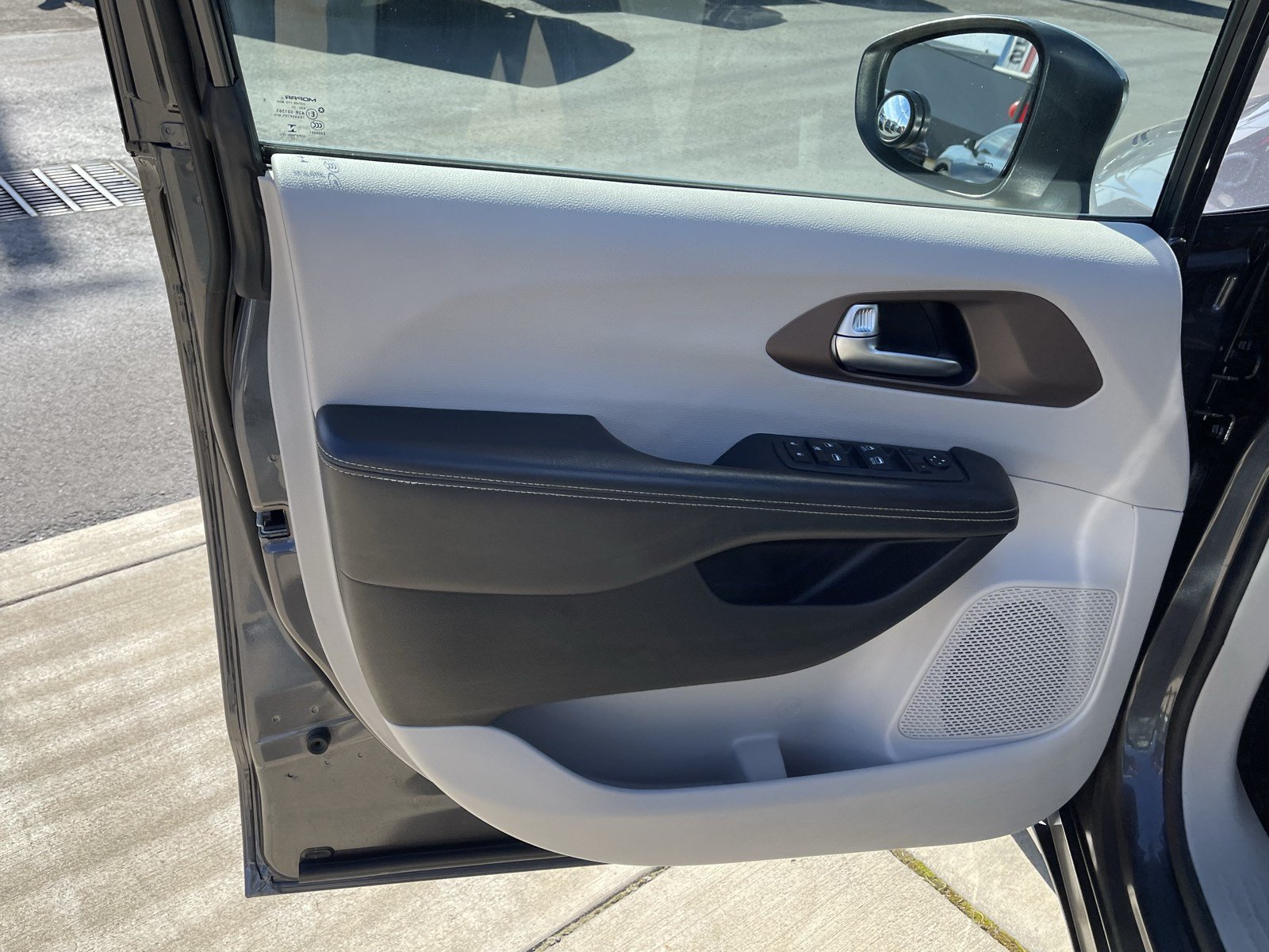Used 2022 Chrysler Voyager LX FWD image 16
