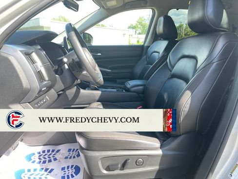 Used 2025 Nissan Pathfinder SL AWD/4WD image 9