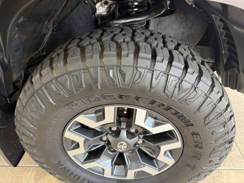 Used 2018 Toyota Tacoma TRD Sport w/ Technology Package AWD/4WD image 15