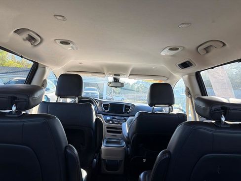 Used 2017 Chrysler Pacifica Touring-L image 15