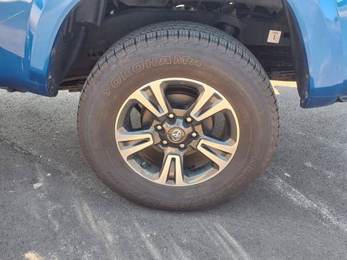 Used 2017 Toyota Tacoma TRD Sport AWD/4WD image 20