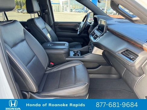 Used 2024 Chevrolet Suburban Premier image 32