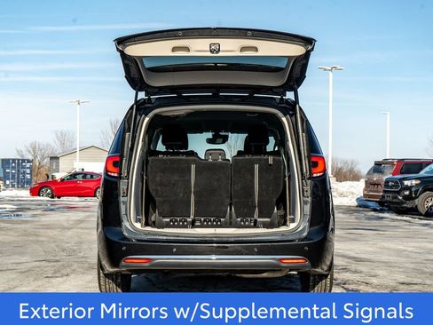 Used 2024 Chrysler Pacifica Select image 10