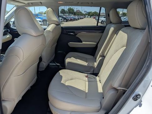 Used 2023 Toyota Highlander Platinum FWD image 28