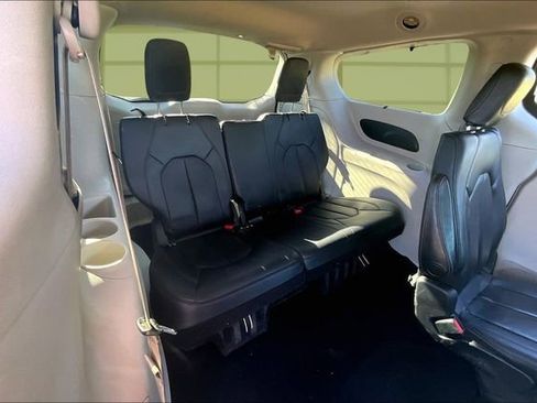 Used 2020 Chrysler Pacifica Touring-L image 28