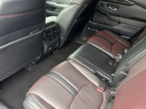 Certified 2025 Honda Pilot Black Edition image 8