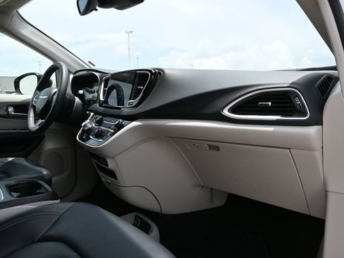 Used 2024 Chrysler Pacifica Touring-L FWD image 25