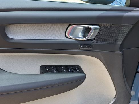 Certified 2023 Volvo XC40 B5 Plus AWD/4WD image 10