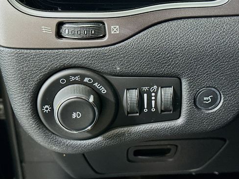 Used 2019 Jeep Cherokee Limited AWD/4WD image 16