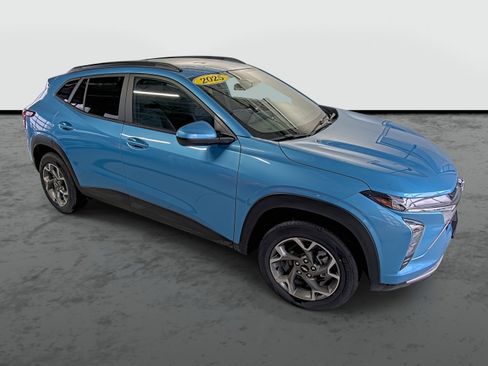 Used 2025 Chevrolet Trax LT w/ Driver Confidence Package image 4