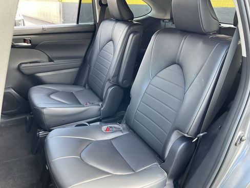 Used 2023 Toyota Highlander XLE FWD image 18