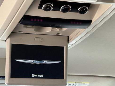 Used 2015 Chrysler Town & Country Touring image 26