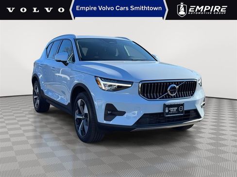 Certified 2025 Volvo XC40 B5 Plus image 1
