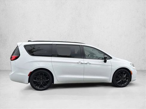 Used 2025 Chrysler Pacifica Limited FWD image 4