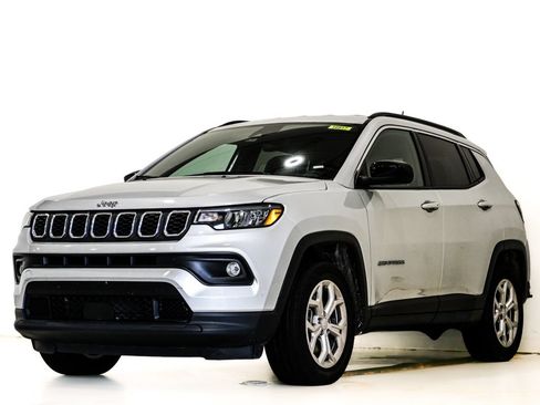 Used 2024 Jeep Compass Latitude AWD/4WD image 3