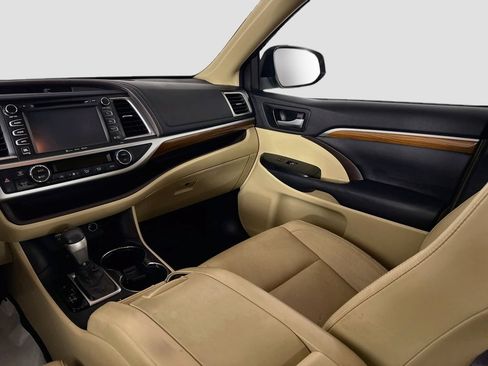 Used 2017 Toyota Highlander Limited Platinum FWD image 16
