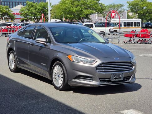 Used 2014 Ford Fusion SE FWD image 3