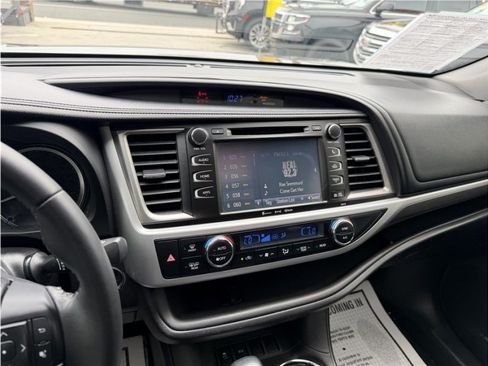 Used 2017 Toyota Highlander SE FWD image 48