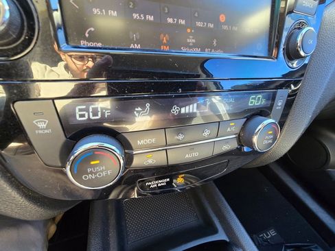 Used 2019 Nissan Rogue Sport SV image 16