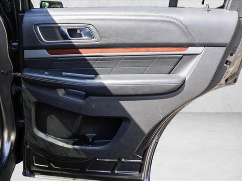 Used 2018 Ford Explorer Platinum image 29