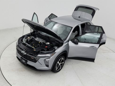 Used 2024 Chevrolet Trax RS FWD image 21