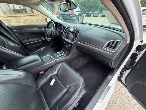 Used 2019 Chrysler 300 Limited RWD image 10