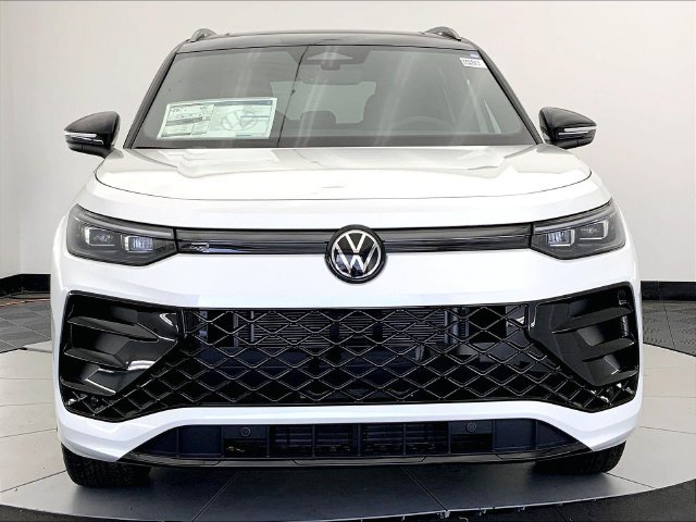 New 2026 Volkswagen Tiguan SE R-Line FWD image 3
