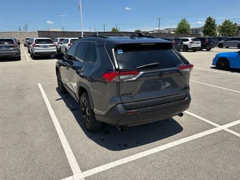 Used 2021 Toyota RAV4 LE FWD image 3