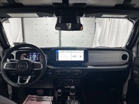 Used 2025 Jeep Wrangler Unlimited Sahara AWD/4WD image 37