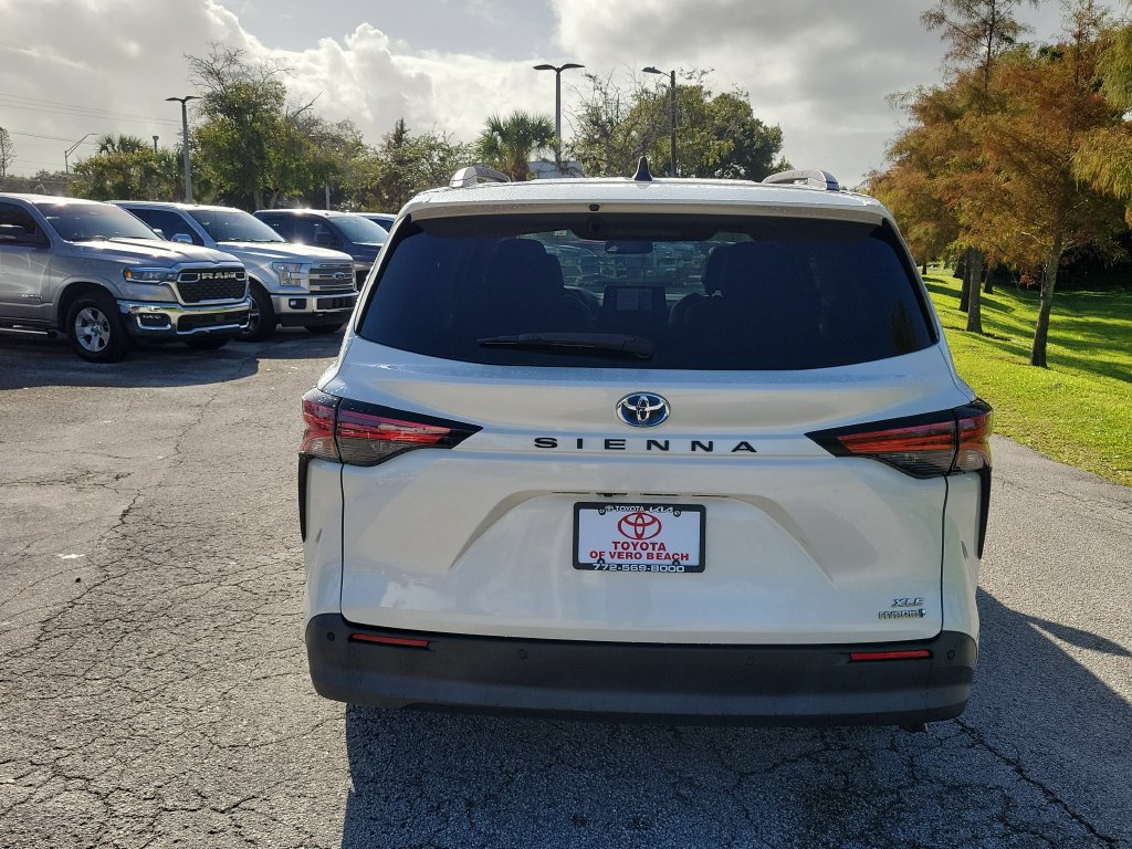 Certified 2021 Toyota Sienna XLE w/ XLE Plus Package FWD image 5