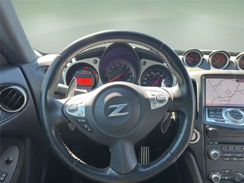 Used 2018 Nissan 370Z Touring RWD image 11