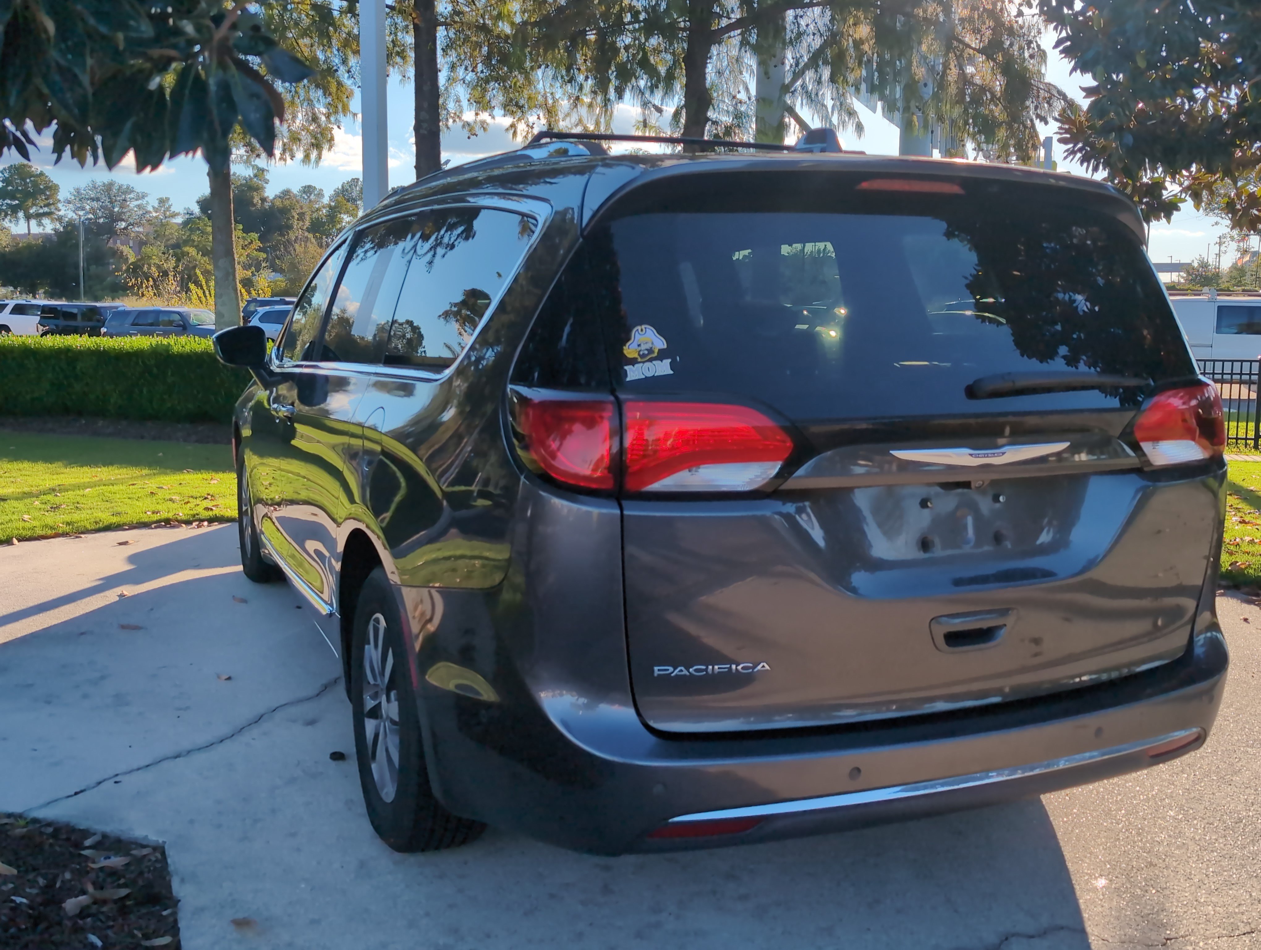Used 2020 Chrysler Pacifica Touring-L Plus w/ Advanced Safetytec Group FWD image 8