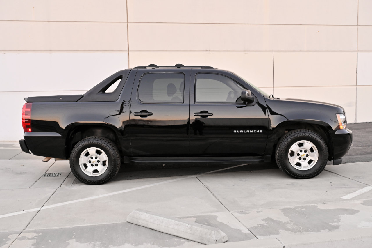 Used 2011 Chevrolet Avalanche LS RWD image 7