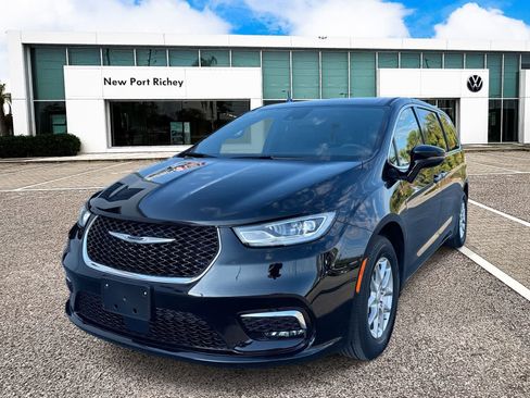 Used 2025 Chrysler Pacifica Select FWD image 2