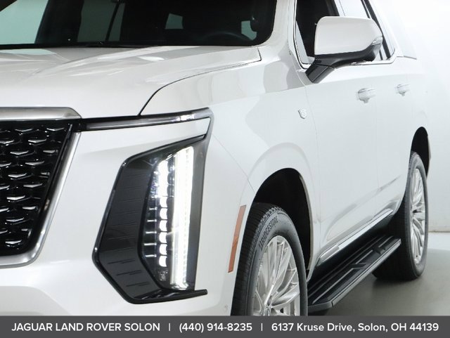 Used 2025 Cadillac Escalade Premium Luxury AWD/4WD image 14