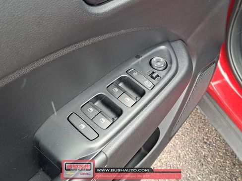 Used 2022 Hyundai Venue Limited image 16