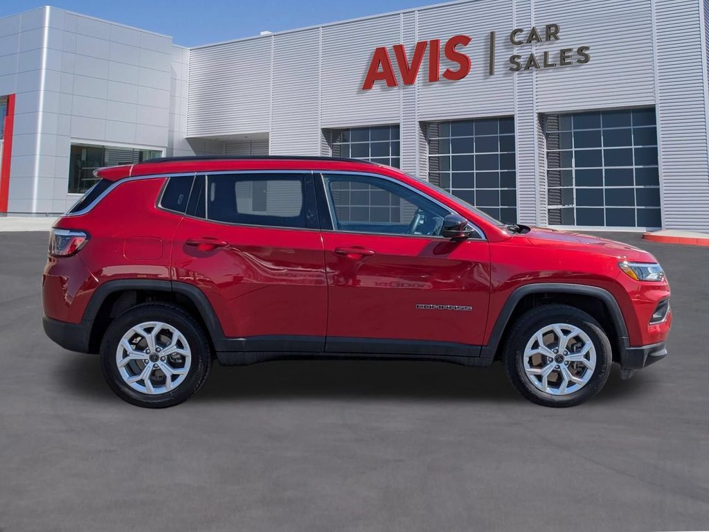 Used 2025 Jeep Compass Latitude w/ Sun & Sound Group AWD/4WD image 5
