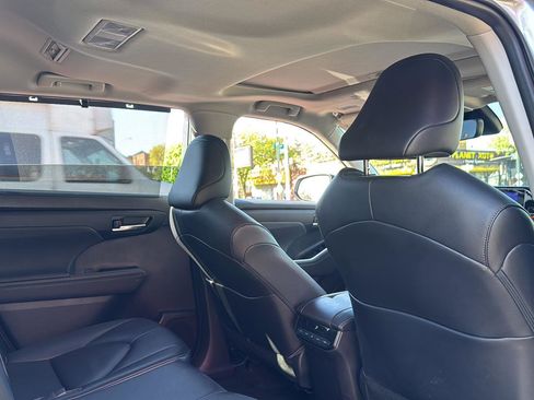 Used 2023 Toyota Highlander XLE image 35