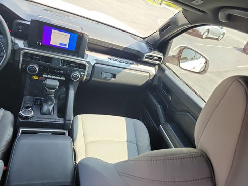 Certified 2025 Toyota Tacoma SR5 AWD/4WD image 17