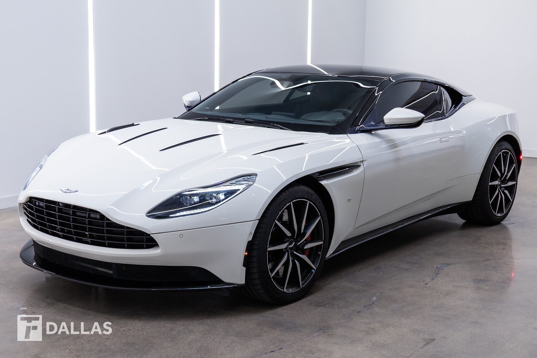 Used 2017 Aston Martin DB11 V12 RWD image 2