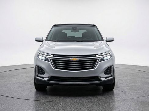 Used 2025 Chevrolet Equinox LT image 2