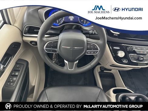 Used 2024 Chrysler Pacifica Touring-L image 27