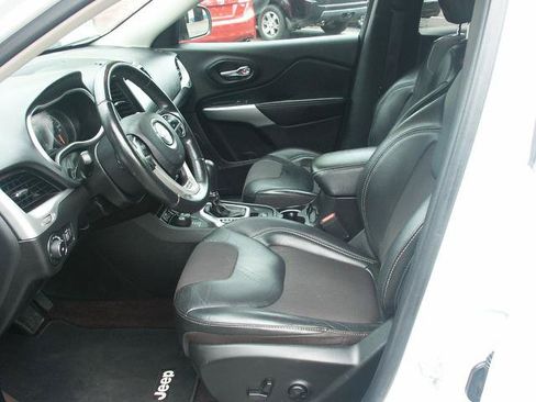 Used 2018 Jeep Cherokee Latitude Plus AWD/4WD image 5