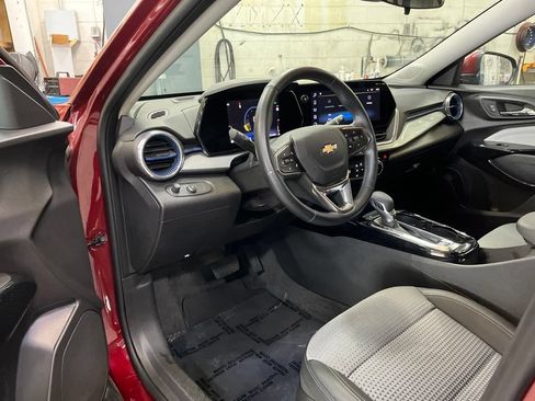 Used 2025 Chevrolet Trax LT w/ LT Convenience Package FWD image 11