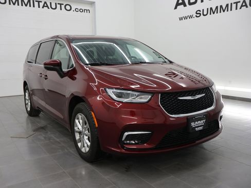 Used 2023 Chrysler Pacifica Touring-L AWD/4WD image 2