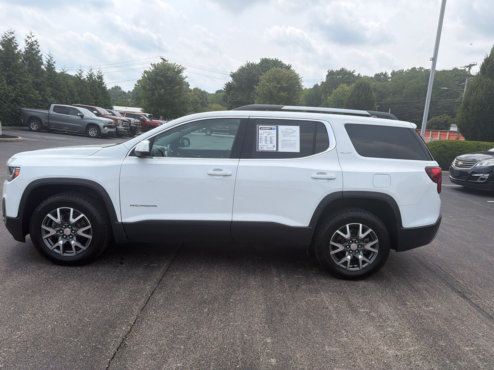 Used 2023 GMC Acadia SLT AWD/4WD image 2
